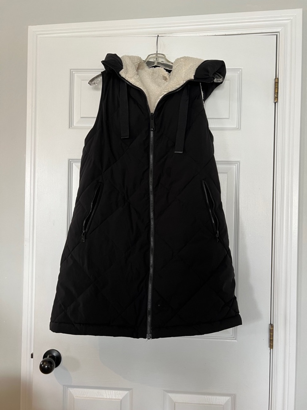 Koolaburra by UGG Black Quilted Hooded Vest with Cream Sherpa Lining